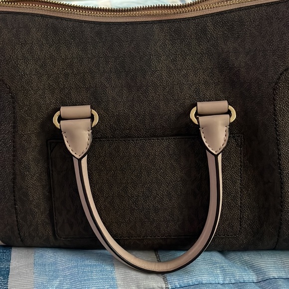 Michael Kors purse lightly used in excellent condition!!